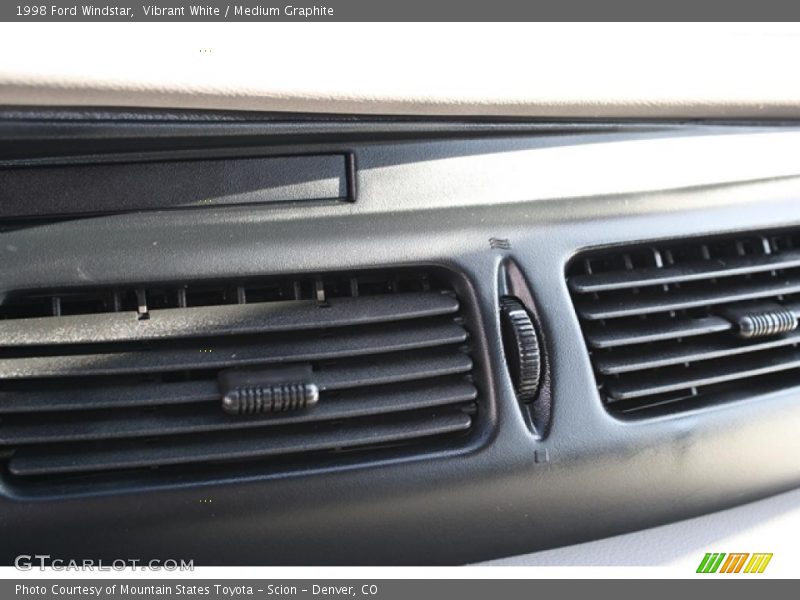 Vibrant White / Medium Graphite 1998 Ford Windstar