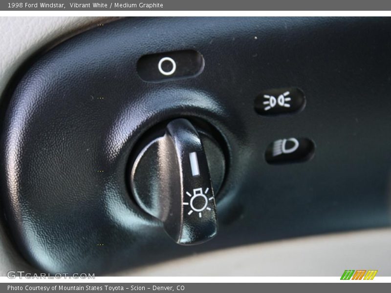 Vibrant White / Medium Graphite 1998 Ford Windstar