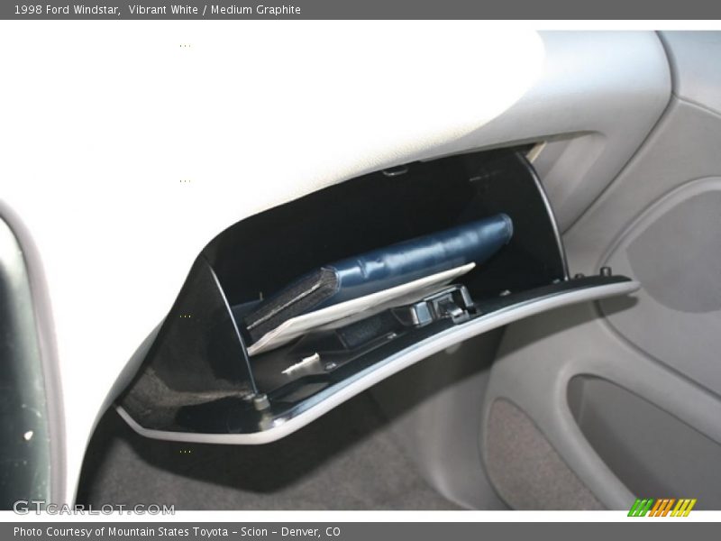 Vibrant White / Medium Graphite 1998 Ford Windstar