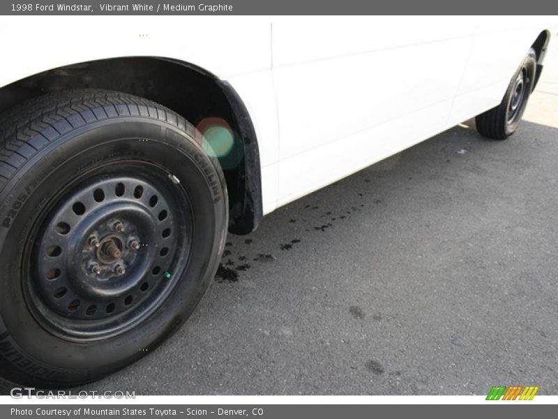 Vibrant White / Medium Graphite 1998 Ford Windstar