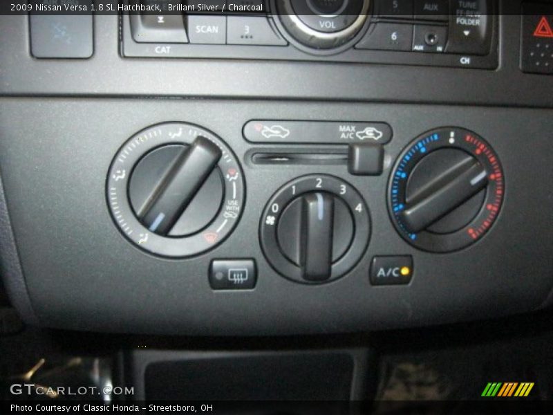 Brillant Silver / Charcoal 2009 Nissan Versa 1.8 SL Hatchback