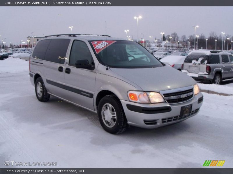 Front 3/4 View of 2005 Venture LS