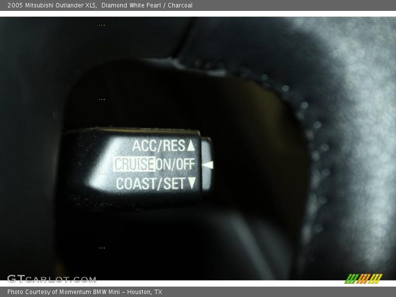 Diamond White Pearl / Charcoal 2005 Mitsubishi Outlander XLS