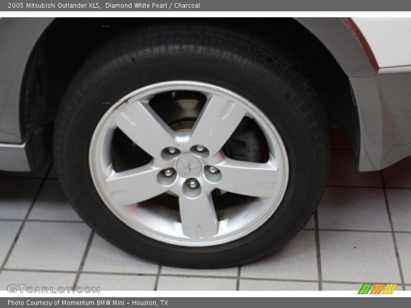 Diamond White Pearl / Charcoal 2005 Mitsubishi Outlander XLS
