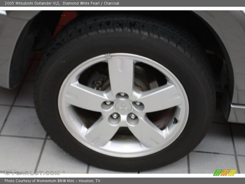 Diamond White Pearl / Charcoal 2005 Mitsubishi Outlander XLS