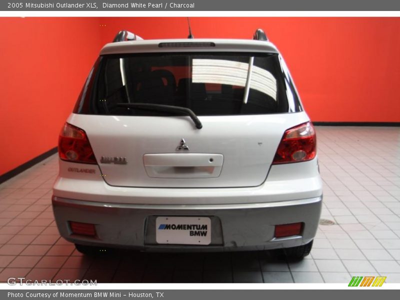 Diamond White Pearl / Charcoal 2005 Mitsubishi Outlander XLS