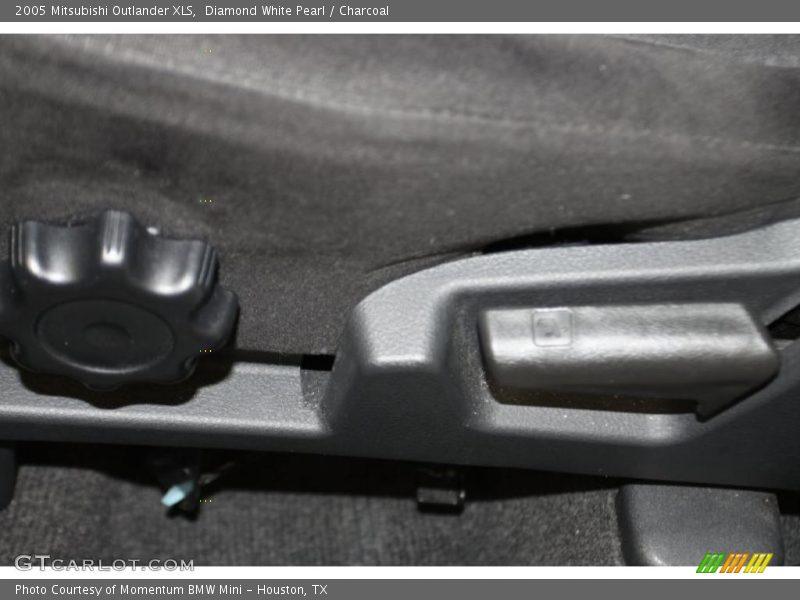 Diamond White Pearl / Charcoal 2005 Mitsubishi Outlander XLS