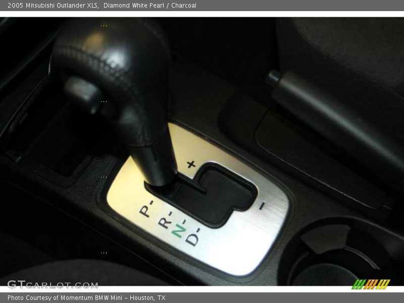 Diamond White Pearl / Charcoal 2005 Mitsubishi Outlander XLS
