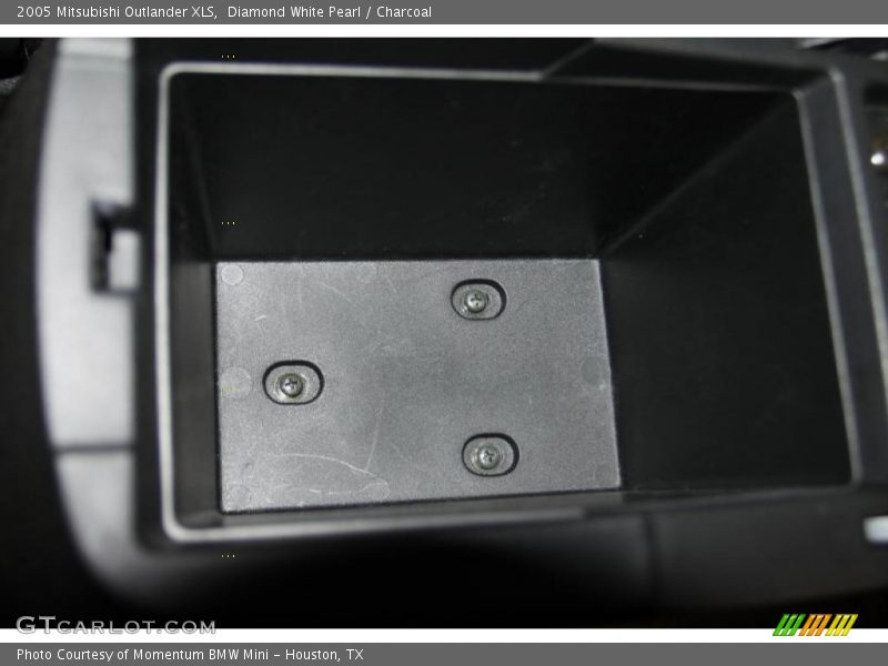 Diamond White Pearl / Charcoal 2005 Mitsubishi Outlander XLS