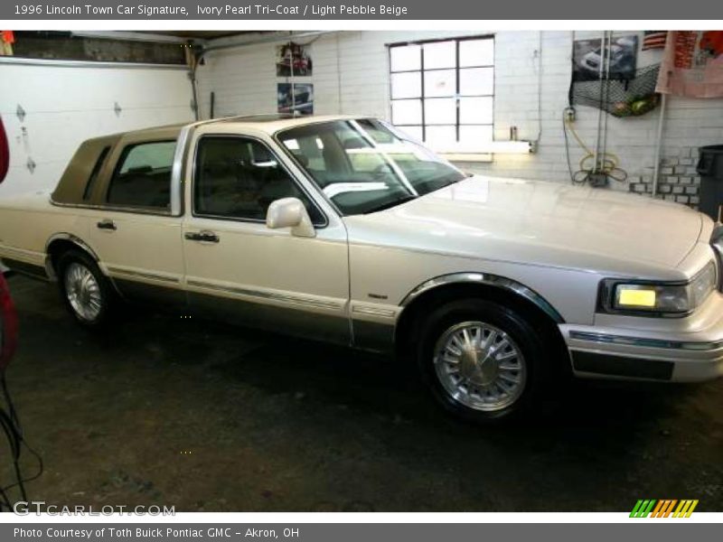 Ivory Pearl Tri-Coat / Light Pebble Beige 1996 Lincoln Town Car Signature