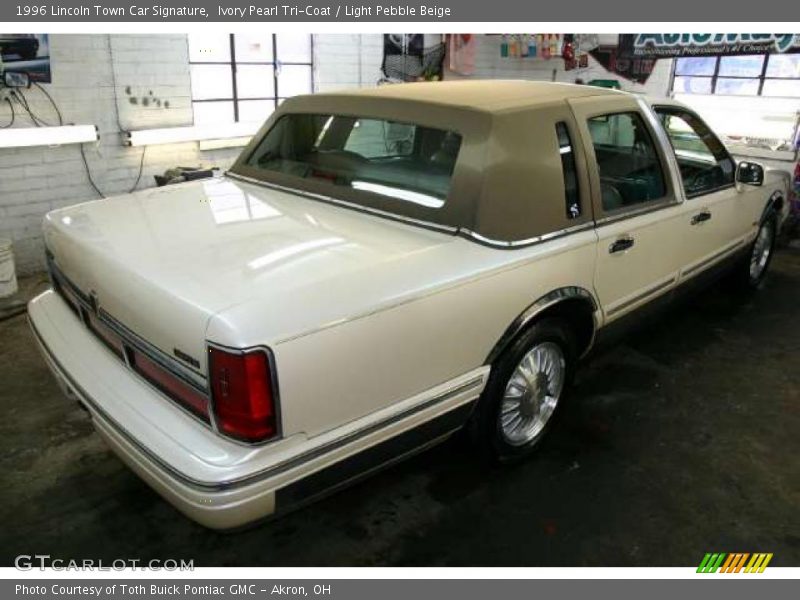 Ivory Pearl Tri-Coat / Light Pebble Beige 1996 Lincoln Town Car Signature
