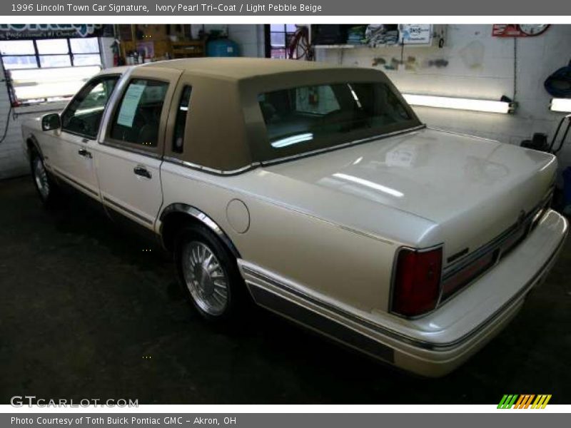 Ivory Pearl Tri-Coat / Light Pebble Beige 1996 Lincoln Town Car Signature