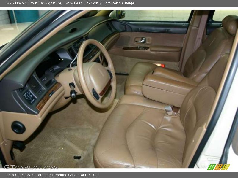 Ivory Pearl Tri-Coat / Light Pebble Beige 1996 Lincoln Town Car Signature