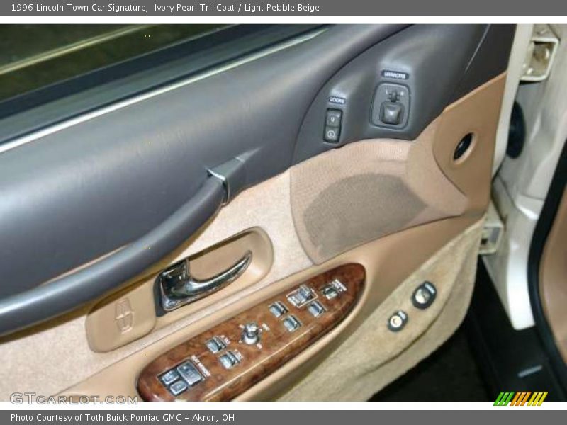 Ivory Pearl Tri-Coat / Light Pebble Beige 1996 Lincoln Town Car Signature