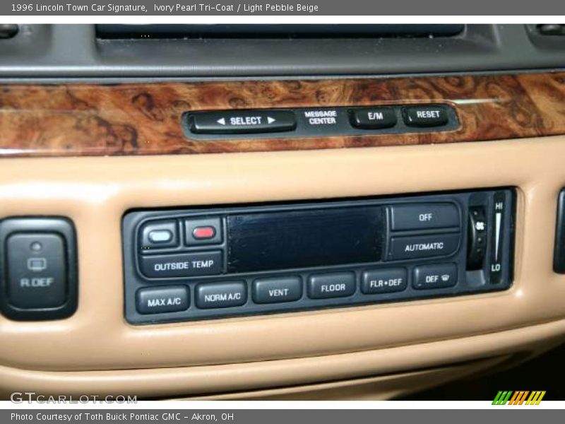 Ivory Pearl Tri-Coat / Light Pebble Beige 1996 Lincoln Town Car Signature