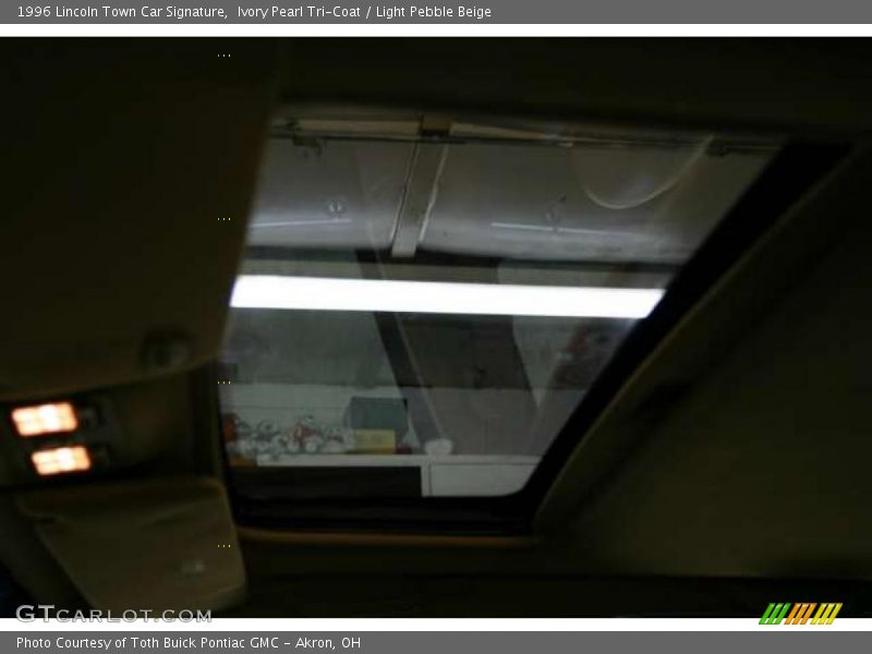 Ivory Pearl Tri-Coat / Light Pebble Beige 1996 Lincoln Town Car Signature