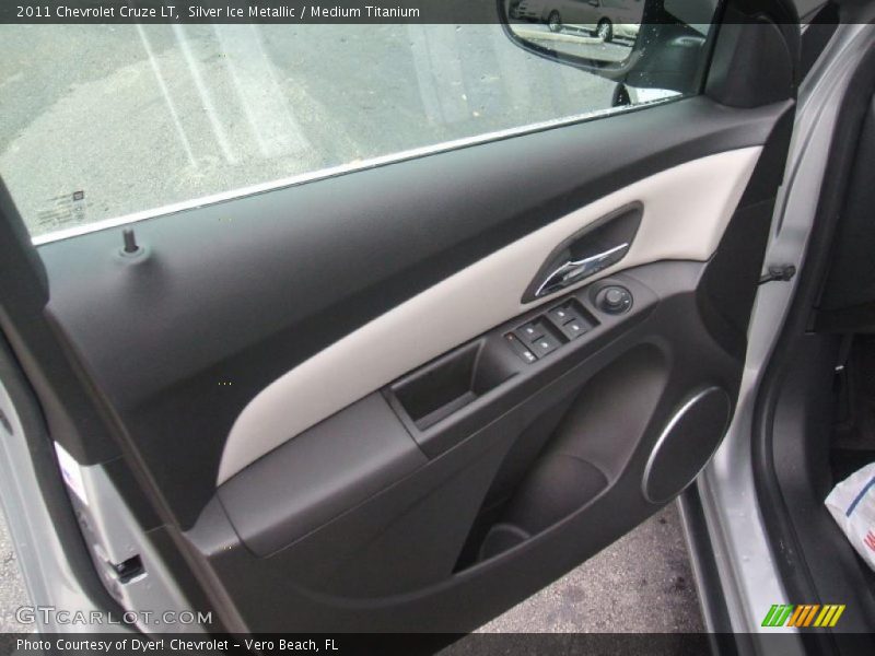 Silver Ice Metallic / Medium Titanium 2011 Chevrolet Cruze LT