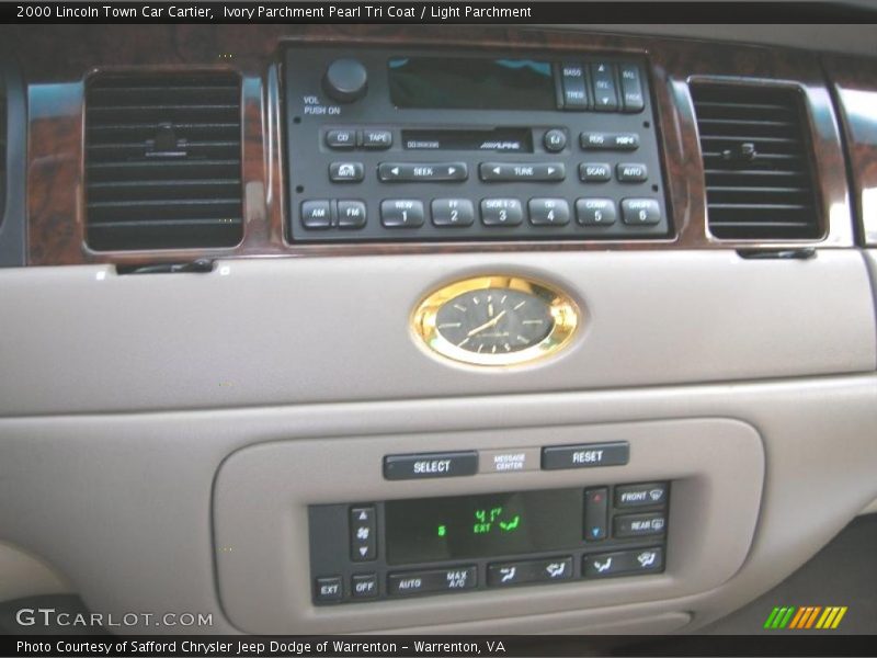 Ivory Parchment Pearl Tri Coat / Light Parchment 2000 Lincoln Town Car Cartier