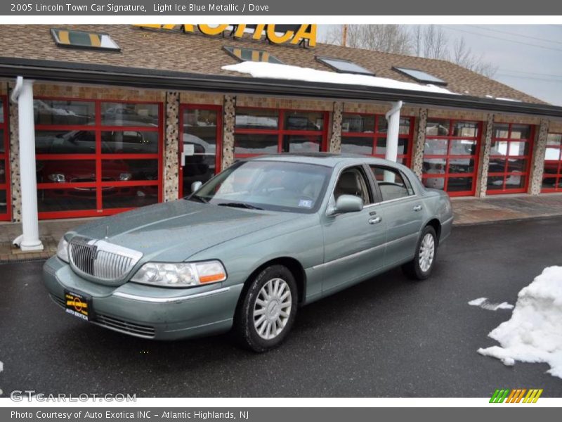 Light Ice Blue Metallic / Dove 2005 Lincoln Town Car Signature