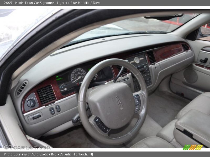 Light Ice Blue Metallic / Dove 2005 Lincoln Town Car Signature