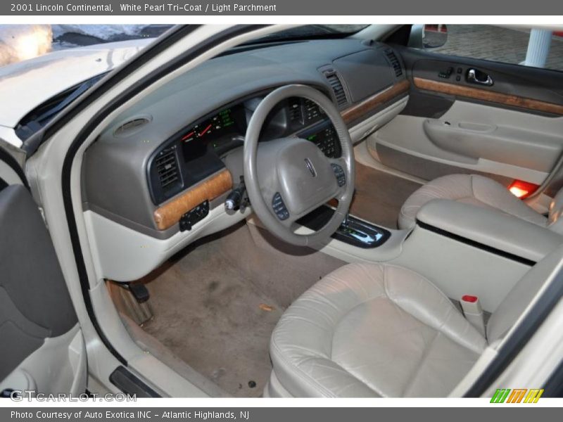 White Pearl Tri-Coat / Light Parchment 2001 Lincoln Continental