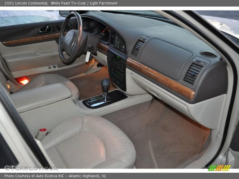 White Pearl Tri-Coat / Light Parchment 2001 Lincoln Continental