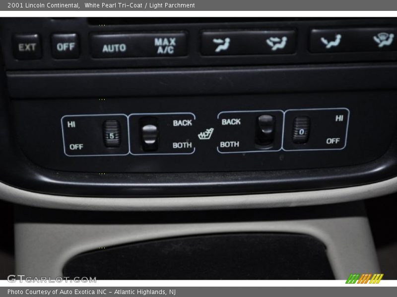 White Pearl Tri-Coat / Light Parchment 2001 Lincoln Continental