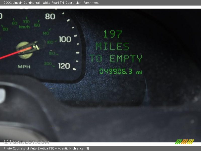 White Pearl Tri-Coat / Light Parchment 2001 Lincoln Continental