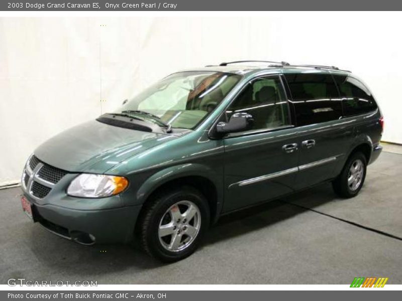 Front 3/4 View of 2003 Grand Caravan ES