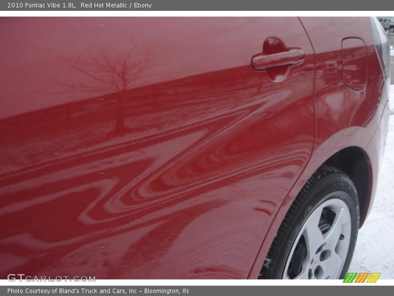 Red Hot Metallic / Ebony 2010 Pontiac Vibe 1.8L
