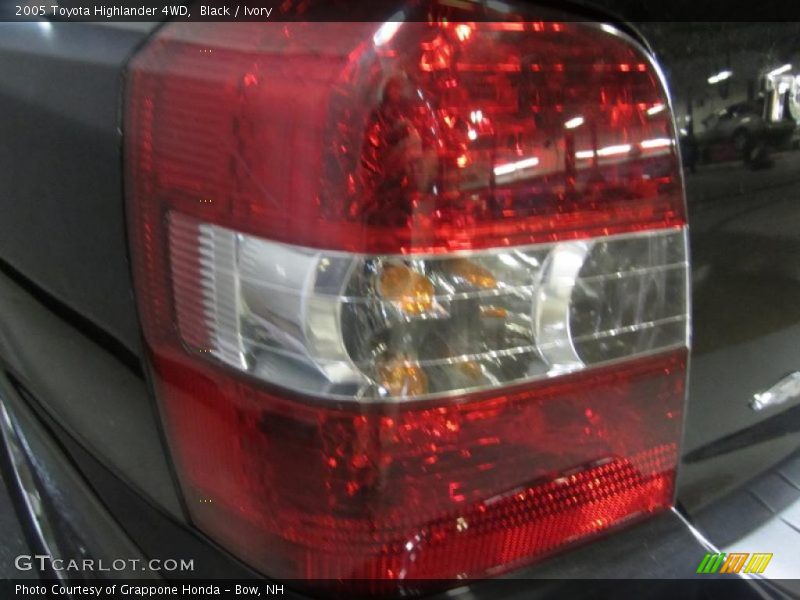 Black / Ivory 2005 Toyota Highlander 4WD