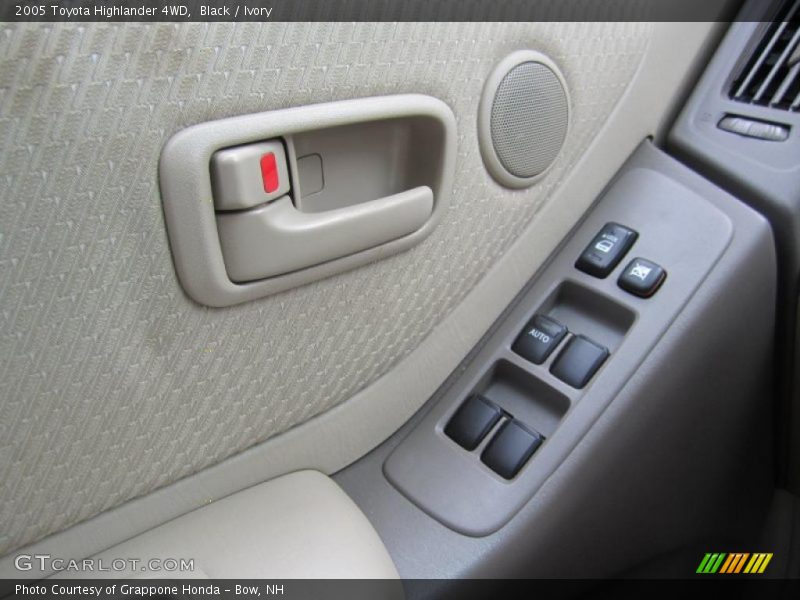 Black / Ivory 2005 Toyota Highlander 4WD