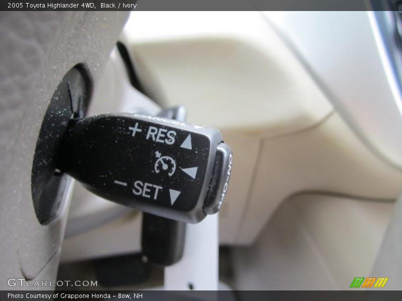 Black / Ivory 2005 Toyota Highlander 4WD