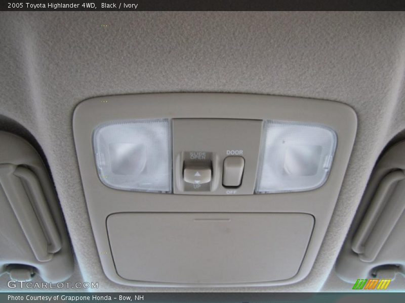 Black / Ivory 2005 Toyota Highlander 4WD