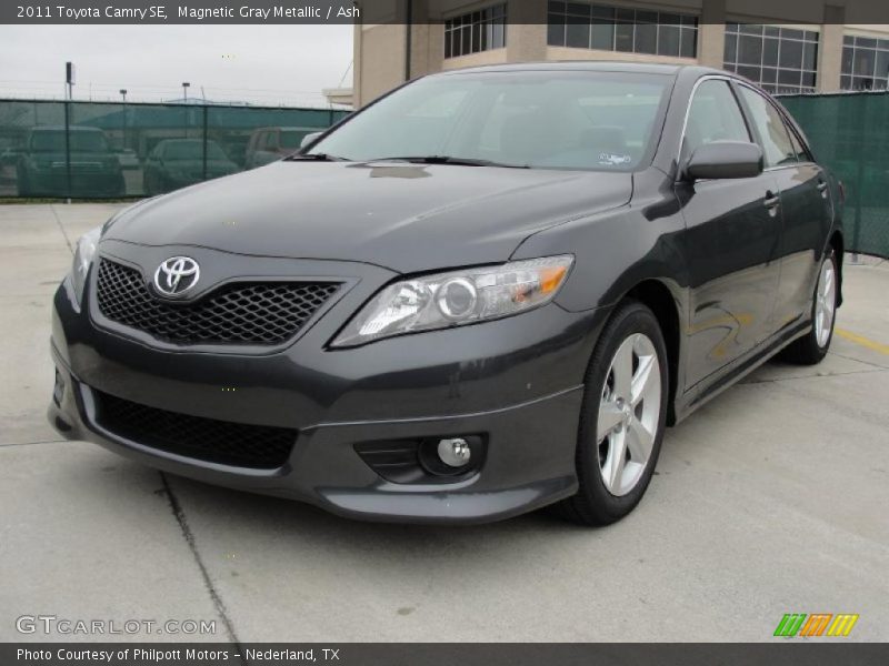 Front 3/4 View of 2011 Camry SE