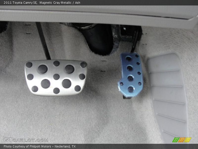 Controls of 2011 Camry SE