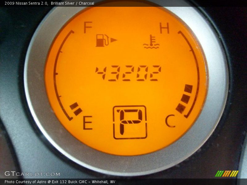 Brilliant Silver / Charcoal 2009 Nissan Sentra 2.0