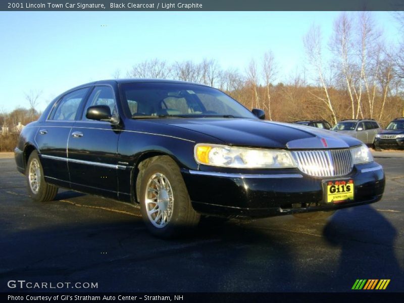 Front 3/4 View of 2001 Town Car Signature