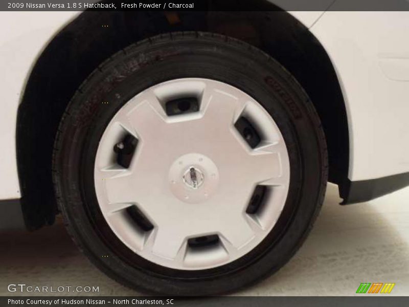 Fresh Powder / Charcoal 2009 Nissan Versa 1.8 S Hatchback