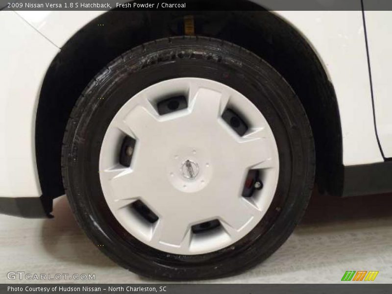Fresh Powder / Charcoal 2009 Nissan Versa 1.8 S Hatchback