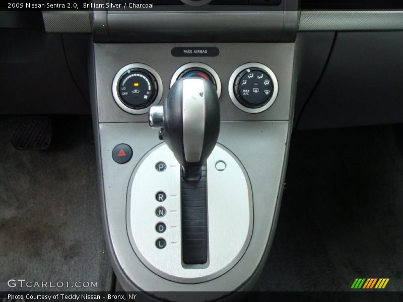Brilliant Silver / Charcoal 2009 Nissan Sentra 2.0