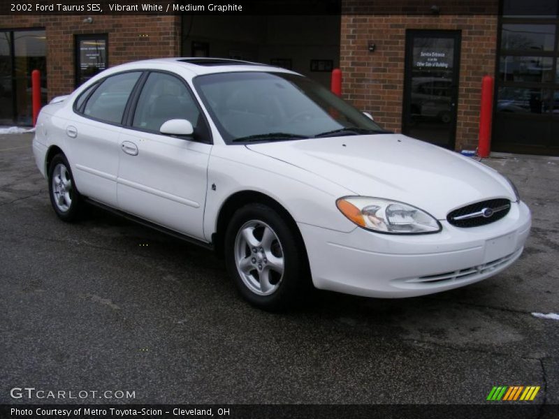 Vibrant White / Medium Graphite 2002 Ford Taurus SES
