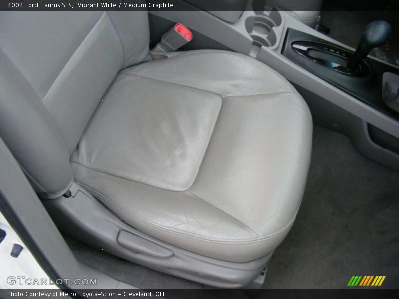 Vibrant White / Medium Graphite 2002 Ford Taurus SES
