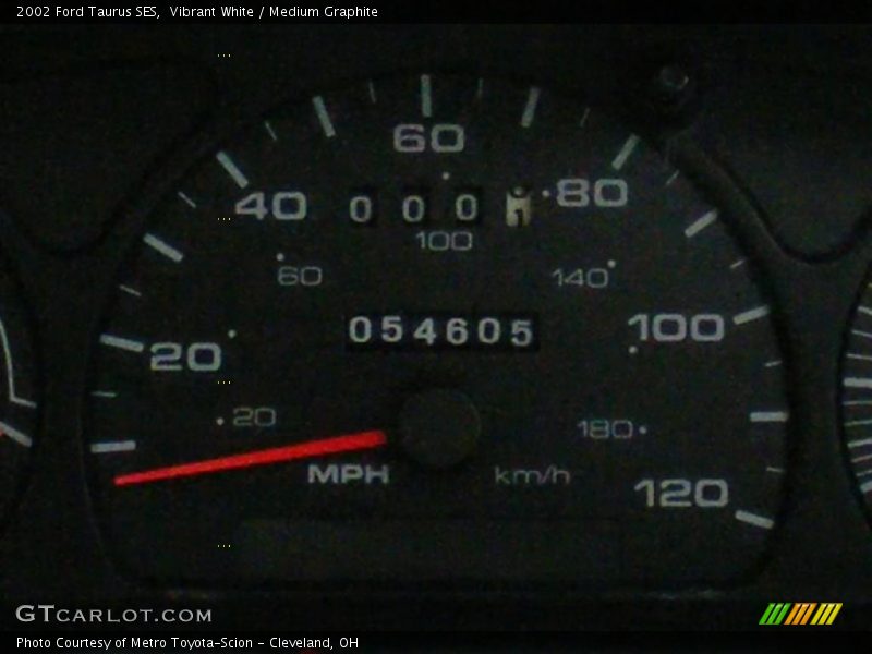 Vibrant White / Medium Graphite 2002 Ford Taurus SES