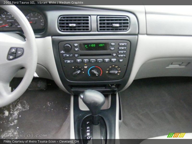 Vibrant White / Medium Graphite 2002 Ford Taurus SES