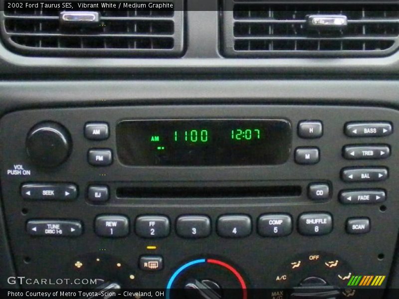 Vibrant White / Medium Graphite 2002 Ford Taurus SES