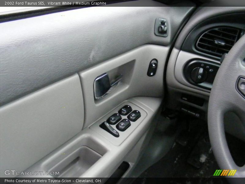 Vibrant White / Medium Graphite 2002 Ford Taurus SES
