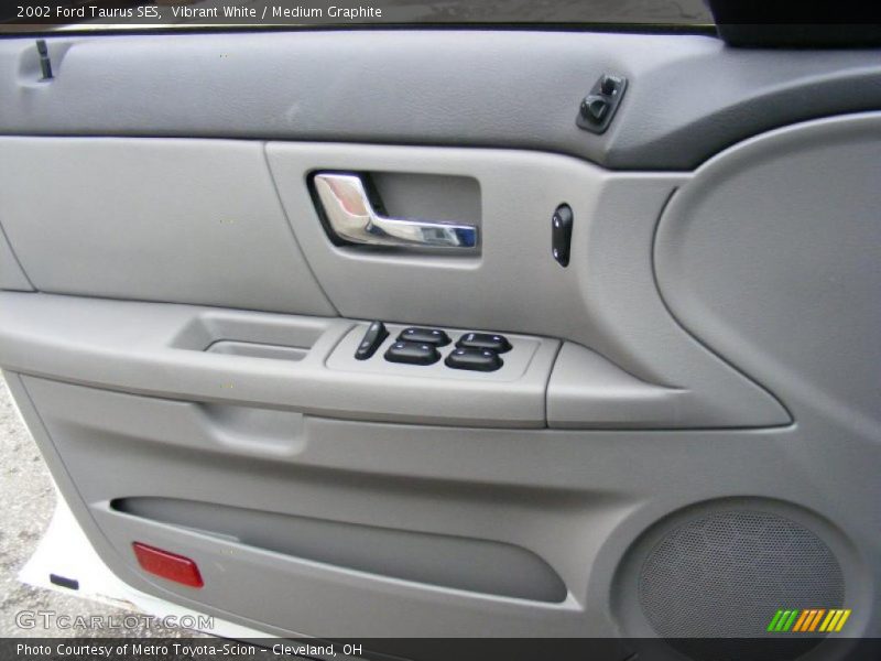 Vibrant White / Medium Graphite 2002 Ford Taurus SES