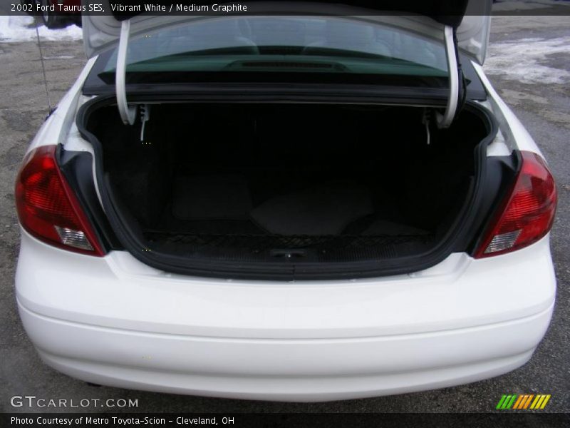 Vibrant White / Medium Graphite 2002 Ford Taurus SES