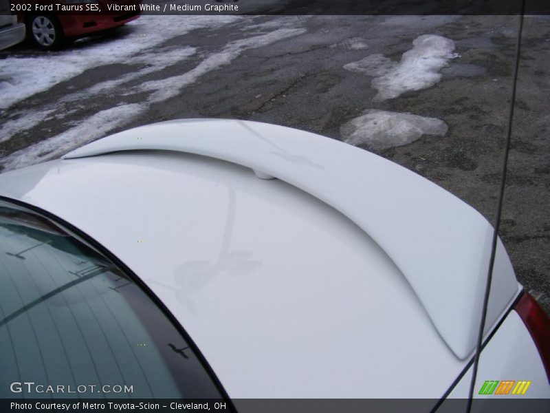 Vibrant White / Medium Graphite 2002 Ford Taurus SES